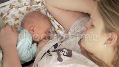 妈妈在哺乳新生儿时睡觉